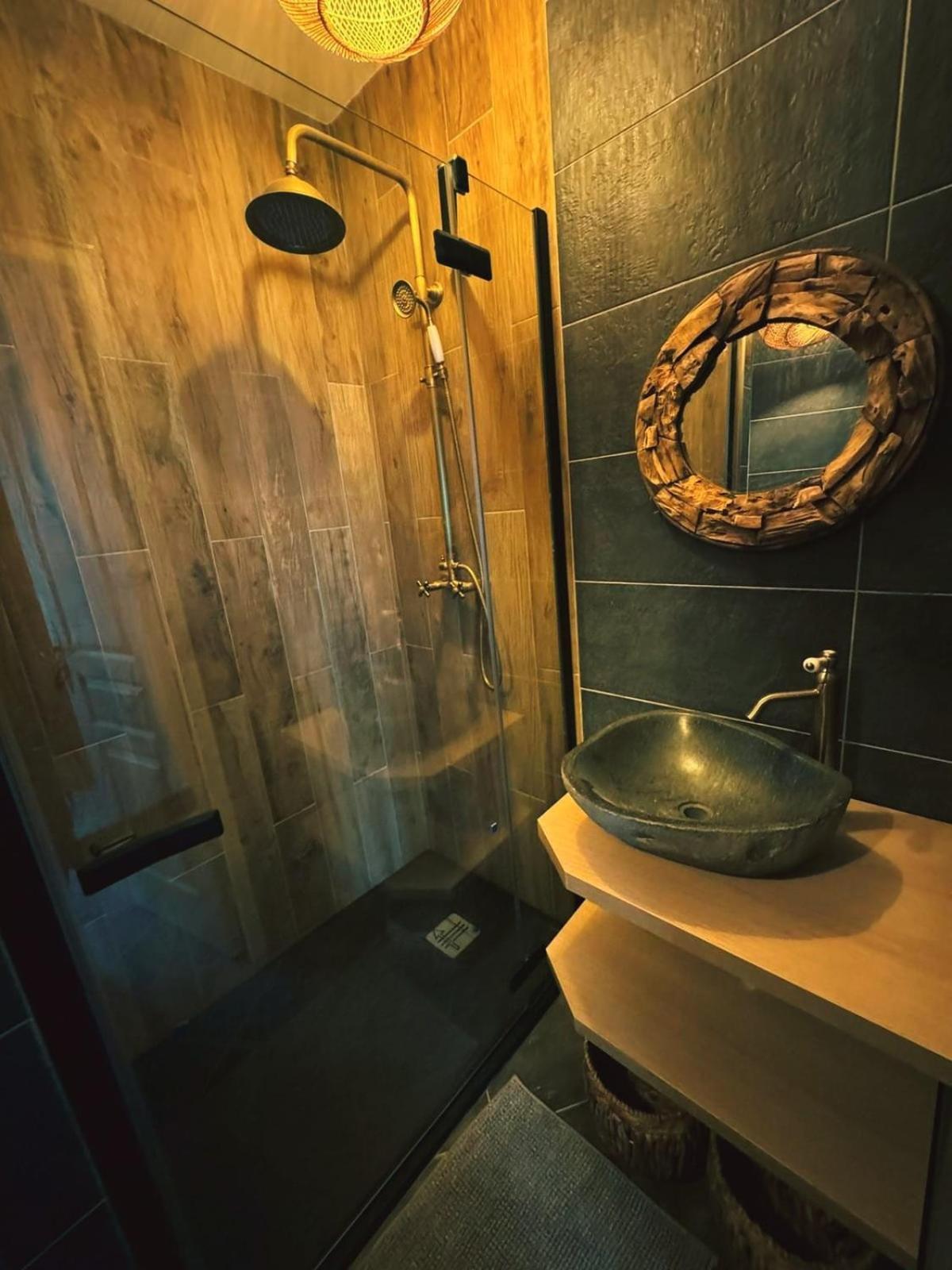Le Chalet Romantique, Spa, Ecran Cinema, Lit King Size, Day Use, 10 Min Centre Apartment *
