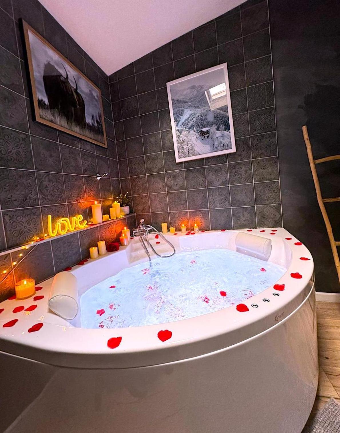 Le Chalet Romantique, Spa, Ecran Cinema, Lit King Size, Day Use, 10 Min Centre Apartment